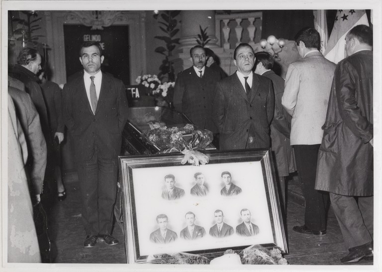 Gattatico-Reggio Emilia, 27-30 marzo 1970, Funerali di Alcide Cervi, camera ardente di Alcide nella Sala del Tricolore di Reggio Emilia, picchetto d'onore